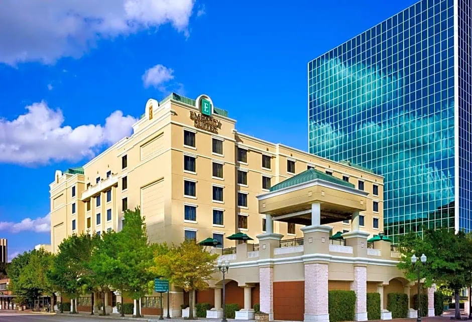 Elegant historic building with modern glass skyscraper backdrop.